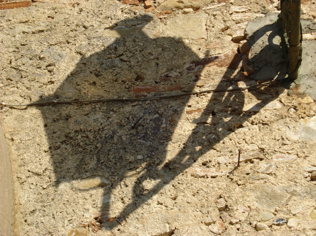 Un lampione riflesso sul muro.